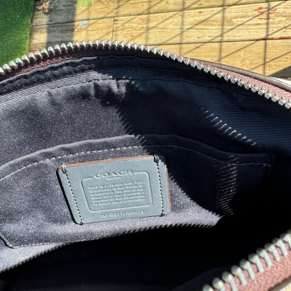 Coach crossbody camera bag style purse - Picture 8 of 9